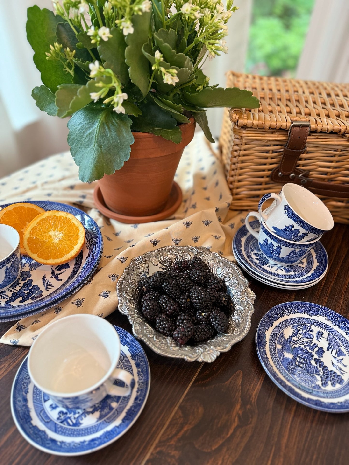Blue and White Willow Pattern Teacups and Saucers Set of 6